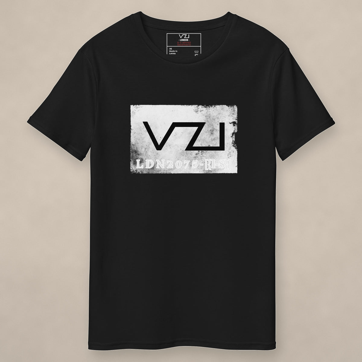 Vazzari LDN2075 Tee on beige studio wall